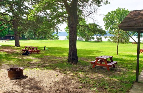 Pepin Cabina | This camper cabin with attached bathroom makes the perfect summer camp retreat!