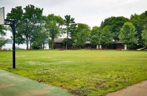 Pepin Cabina | This camper cabin with attached bathroom makes the perfect summer camp retreat!