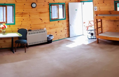 Pepin Cabina | This camper cabin with attached bathroom makes the perfect summer camp retreat!