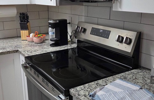 Port Richey Casa | This centrally located unit offers full kitchen and washer-dryer machine.