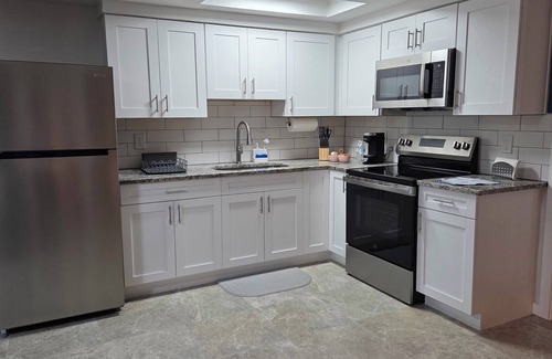 Port Richey Casa | This centrally located unit offers full kitchen and washer-dryer machine.