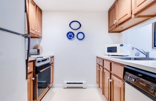 Chautauqua Condominio | This centrally located Chautauqua Institution, 2nd floor condo is adjacent to Bestor Plaza