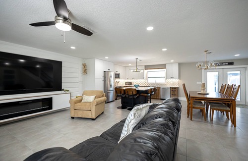 Braden River Casa | This centrally-located Parrish house has everything you need for a lovely stay!
