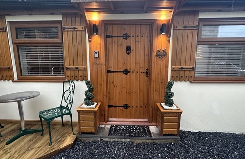 Llanddowror Cabaña | This charming retreat offers a cosy and comfortable base for couples