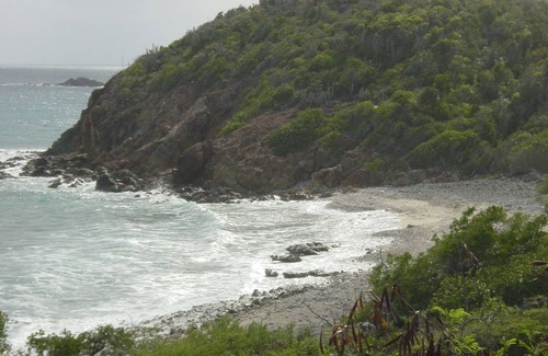 Bolongo Bay Apartamento | This condo overlooking the Carribean Sea is perfect for family or group outings.