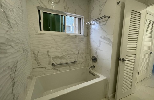 Bolongo Bay Apartamento | This condo overlooking the Carribean Sea is perfect for family or group outings.