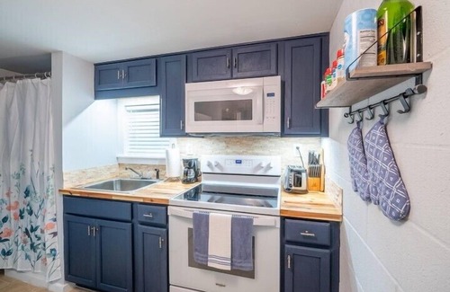 Frank Cabaña | This cottage is a 1 bedroom(s), 1 bathrooms, located in Newland, NC.