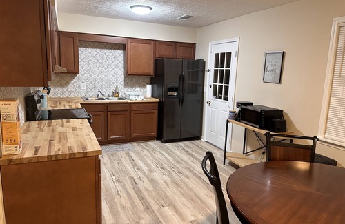 Newnan Casa | This cozy 3-bedroom home is located near Historic Downtown Newnan.