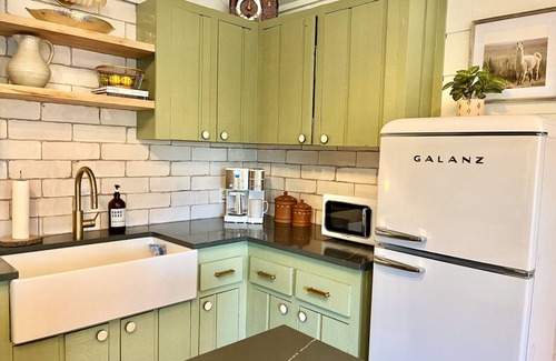 Spicewood Cabina | This cozy "Chill-Country" cabin is the perfect family getaway in Hill Country