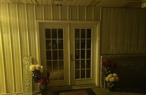 Merrillville Cabaña | This cozy cottage, sleeps 4, located 30 min from Chicago.