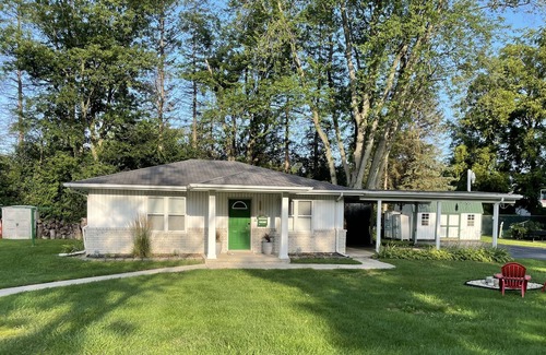 Merrillville Cabaña | This cozy cottage, sleeps 4, located 30 min from Chicago.