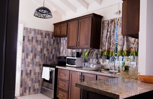 Falmouth Casa | This cozy home is ten minutes from the turquois waters of the Caribbean sea.