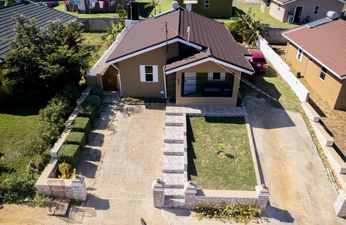 Falmouth Casa | This cozy home is ten minutes from the turquois waters of the Caribbean sea.