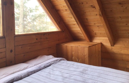 Columbia Cabina | This cozy log cabin has a private entrance
