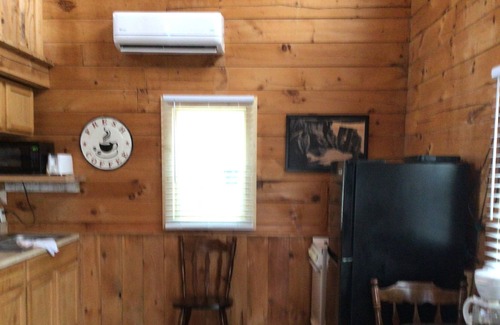 Columbia Cabina | This cozy log cabin has a private entrance