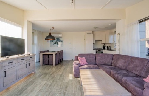 Oude-Tonge Casa | Esta isla aislada tiene un aspecto moderno. La sala de estar está en la planta baja. En el g