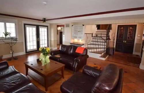 Niagara-on-the-Lake Cabaña | This European flair minutes from historic Niagara On The Lake