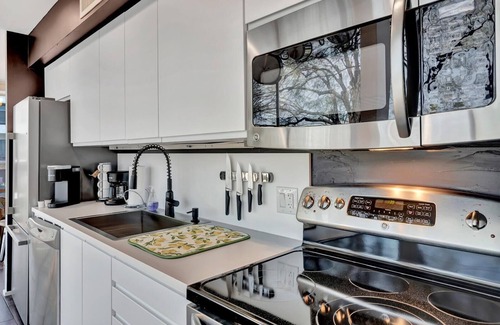 Security Acres Casa | This fully updated, three-story contemporary townhome is the perfect spot for business or a getaway