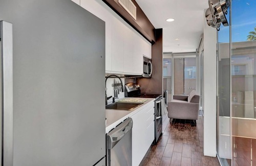 Security Acres Casa | This fully updated, three-story contemporary townhome is the perfect spot for business or a getaway
