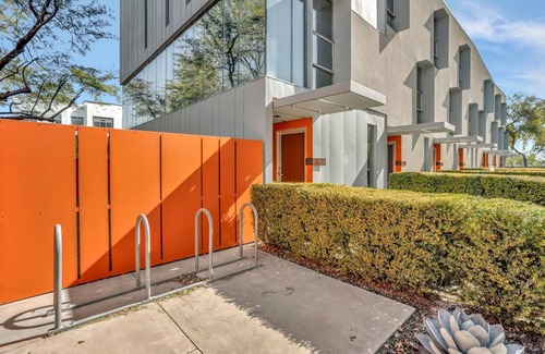 Security Acres Casa | This fully updated, three-story contemporary townhome is the perfect spot for business or a getaway