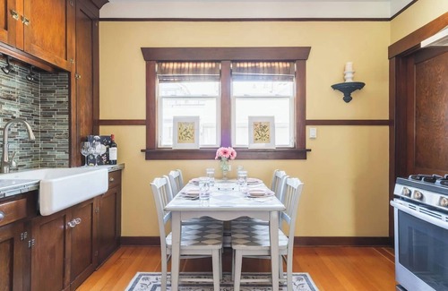 West Queen Anne Casa | This guest house is a 1 bedroom(s), 1 bathrooms, located in Seattle, WA.