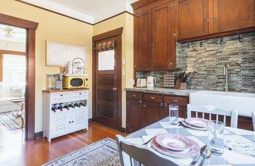 West Queen Anne Casa | This guest house is a 1 bedroom(s), 1 bathrooms, located in Seattle, WA.