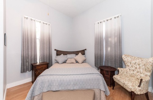 Main - Military Plaza Casa | This house is a 2 bedroom(s), 1 bathrooms, located in San Antonio, TX.
