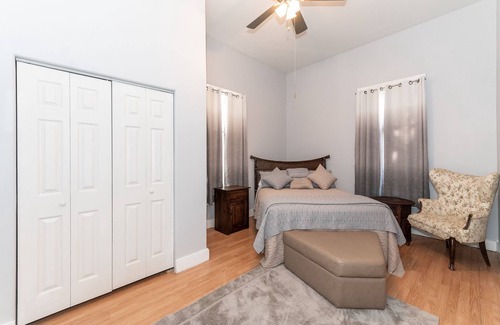 Main - Military Plaza Casa | This house is a 2 bedroom(s), 1 bathrooms, located in San Antonio, TX.