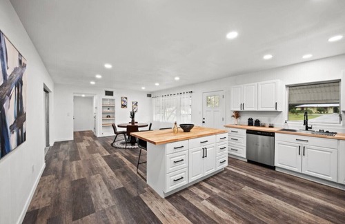 Fort Myers Shores Casa | This house is a 2 bedroom(s), 2 bathrooms, located in Fort Myers, FL.