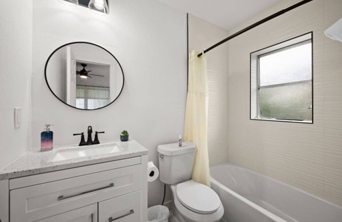 Fort Myers Shores Casa | This house is a 2 bedroom(s), 2 bathrooms, located in Fort Myers, FL.
