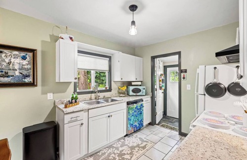 Picadome Casa | This house is a 2 bedroom(s), 1 bathrooms, located in Lexington, KY.