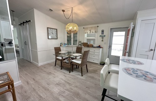 Sarasota Casa | This house is a 2 bedroom(s), 2 bathrooms, located in Sarasota, FL.