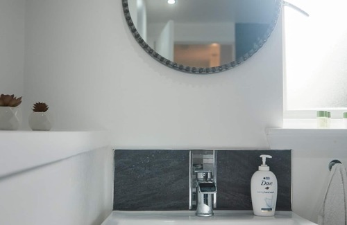 Larkhall Casa | This house is a 3 bedroom(s), 2 bathrooms, located in Stonehouse, Scotland.