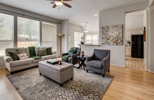 South Arlington Casa | This house is a 3 bedroom(s), 2 bathrooms, located in Mansfield, TX.
