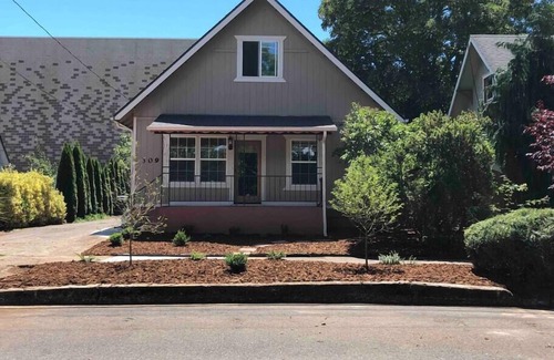 Downtown Vancouver Casa | This house is a 3 bedroom(s), 2 bathrooms, located in Vancouver, WA.