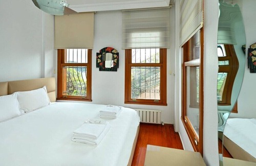 Arnavutkoy Casa | This house is a 3 bedroom(s), 2 bathrooms, located in Beşiktaş, İstanbul.