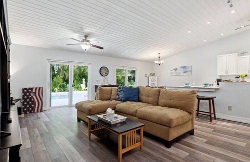 Old Orchid Casa | This house is a 3 bedroom(s), 2 bathrooms, located in Vero Beach, FL.