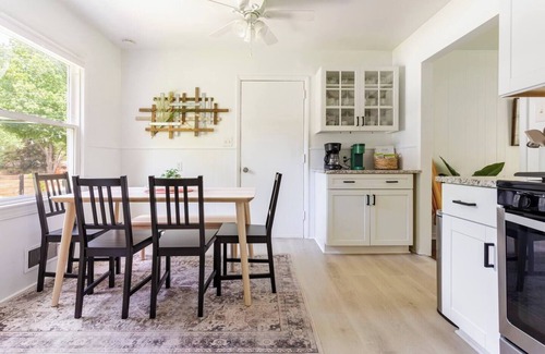 Shawnee Casa | This house is a 3 bedroom(s), 1 bathrooms, located in Shawnee, KS.