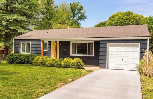 Shawnee Casa | This house is a 3 bedroom(s), 1 bathrooms, located in Shawnee, KS.