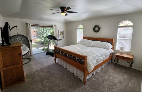 Fresno Casa | This house is a 3 bedroom(s), 2 bathrooms, located in Fresno, CA.
