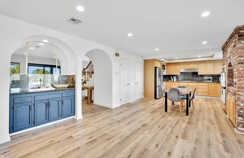 Porter Ranch Casa | This house is a 4 bedroom(s), 3 bathrooms, located in Los Angeles, CA.