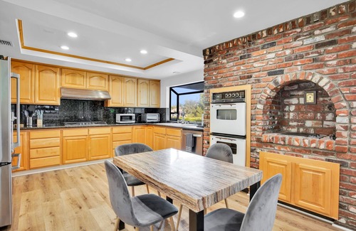 Porter Ranch Casa | This house is a 4 bedroom(s), 3 bathrooms, located in Los Angeles, CA.