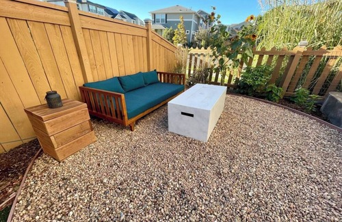 Commerce City Casa | This house is a 4 bedroom(s), 3.5 bathrooms, located in Commerce City, CO.