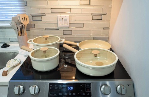 Charlotte Casa | This house is a 5 bedroom(s), 2.5 bathrooms, located in Charlotte, NC.
