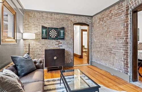 Northside District Casa | This house is a 5 bedroom(s), 3 bathrooms, located in Lexington, KY.