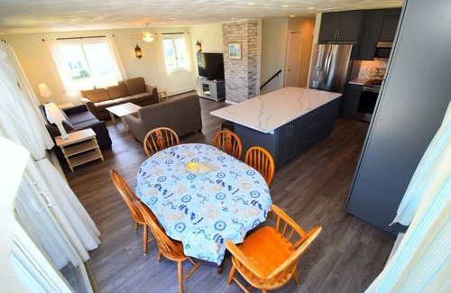 Eastward Look Casa | This house is a 5 bedroom(s), 2 bathrooms, located in Narragansett, RI.