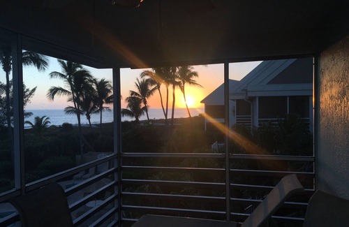 Sanibel Condominio | Exquisitamente mantenido condominio de dos dormitorios con impresionantes vistas del Golfo.