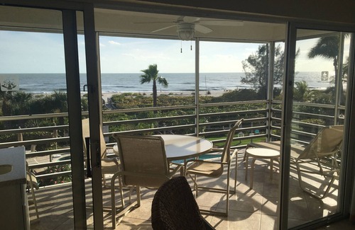 Sanibel Condominio | Exquisitamente mantenido condominio de dos dormitorios con impresionantes vistas del Golfo.