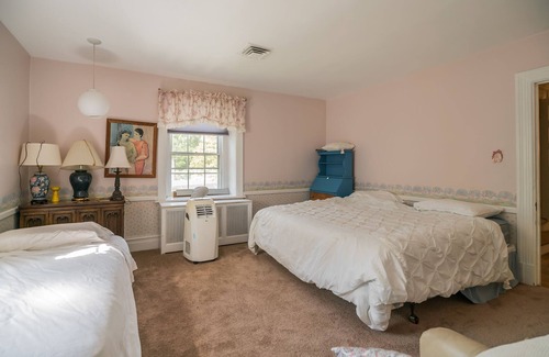 West Trenton Complejo | This is a beautiful family-friendly historic mansion on a private lake.