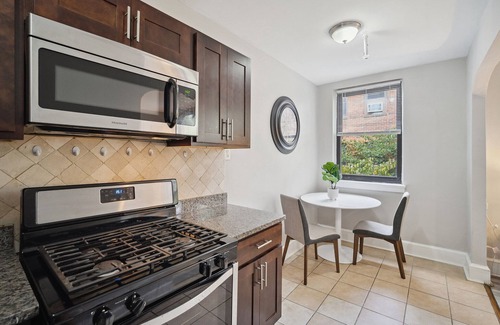 Germantown Apartamento | This is a studio apartment with a separate kitchen nook, and a small living nook with a loveseat